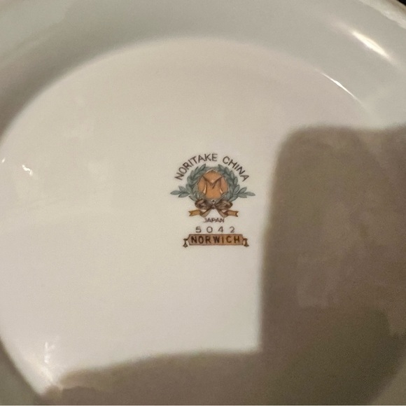 Norwich China Server w/Lid - Picture 6 of 7